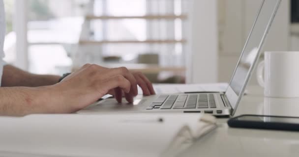 Крупный План Бизнесмена Печатающего Клавиатуре Ноутбука Менеджер Мужчина Пишущий Электронную — стоковое видео