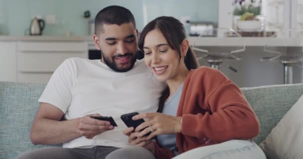 Pasangan Ras Campuran Muda Yang Ceria Menggunakan Telepon Dan Kartu — Stok Video