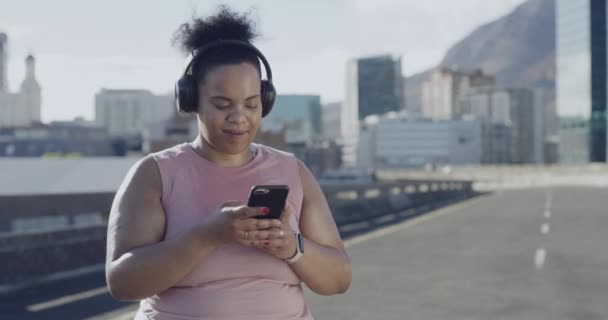 Velikost Žena Poslech Hudby Bezdrátovými Bluetooth Sluchátka Cvičení Pomocí Telefonu — Stock video