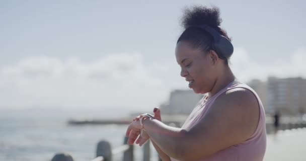 Storlek Kvinna Spårar Sina Mål Hennes Smartwatch Och Kör Staden — Stockvideo