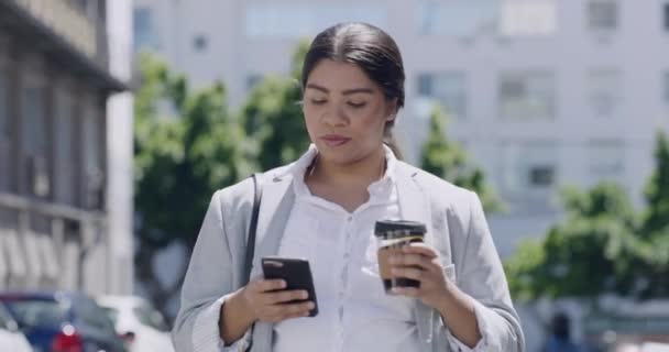 Mujer Negocios Leyendo Mensajes Texto Teléfono Sosteniendo Café Afuera Ciudad — Vídeos de Stock