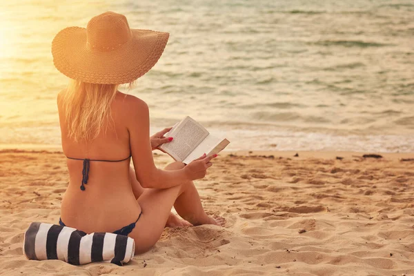 Rearview Bild Oidentifierbar Kvinna Bikini Läsning Tropisk Strand — Stockfoto