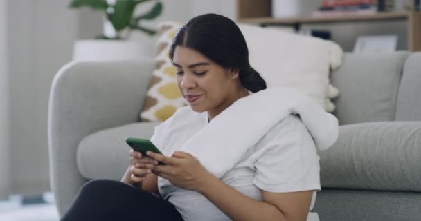 Además Tamaño Mujer Mensajes Texto Teléfono Después Entrenamiento Casa Sala — Vídeos de Stock