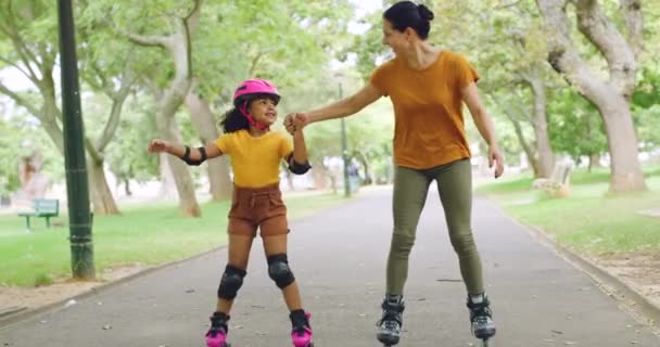 Mãe Solteira Patinando Com Filha Raça Mista Adotada Parque Jovem — Vídeo de Stock