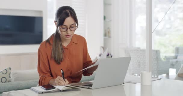 Bizneswoman Czytająca Raport Pisząca Notatniku Podczas Sprawdzania Telefonu Pracująca Sama — Wideo stockowe