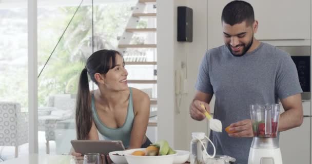 Casal Fazer Batido Cozinha Homem Fazendo Suco Usando Liquidificador Com — Vídeo de Stock