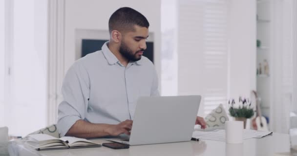 Gemischter Geschäftsmann Der Nachdenklich Wirkt Laptop Benutzt Und Papierkram Homeoffice — Stockvideo