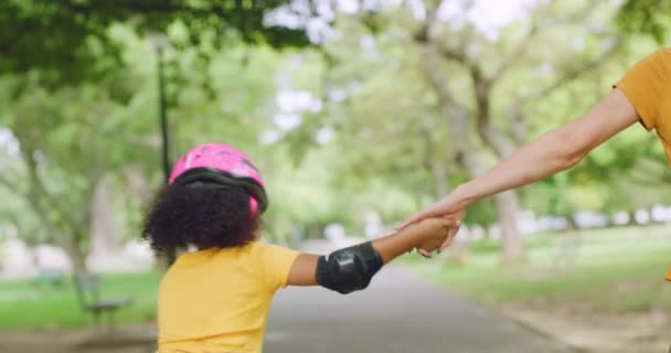 明るい晴れた日に一緒に手を携えて公園で母親と娘のローラーブレード アウトドアと自然を楽しむ健康的な近代的な家族 都会の公園での家族の絆 — ストック動画