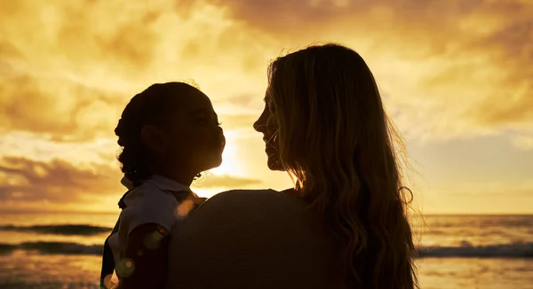 Nahaufnahme Silhouette Von Mutter Und Tochter Strand Bei Sonnenuntergang Hinterleuchtete — Stockfoto