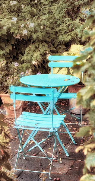 Duas Cadeiras Pátio Uma Mesa Metal Azul Tranquilo Jardim Privado — Fotografia de Stock