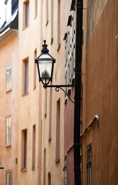 Avrupa Nın Kırsal Kesiminde Bir Ara Sokağa Demir Sokak Lambası — Stok fotoğraf