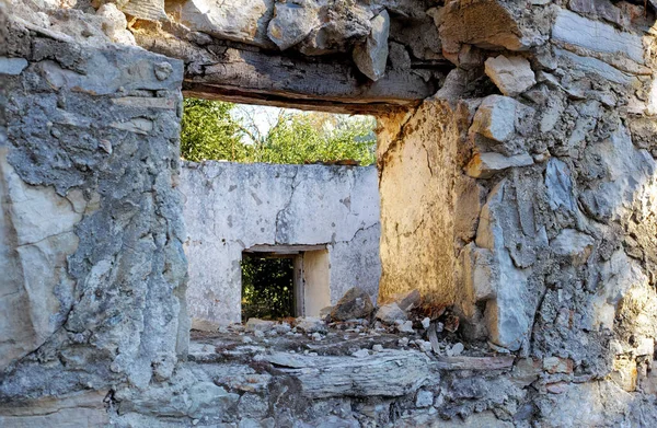 Vecchia Casa Abbandonata Rotta Con Spessi Muri Pietra Sbriciolanti Rovine — Foto Stock