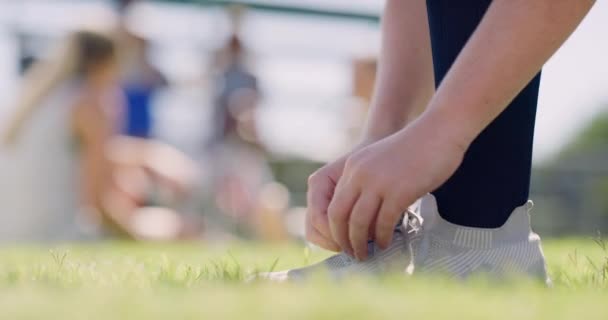 Közelkép Egy Sportolóról Aki Cipőfűzőt Köt Felhúzza Zokniját Miközben Pályán — Stock videók