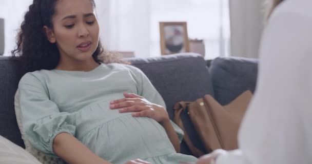 Una Infeliz Embarazada Preocupada Frotándose Vientre Mientras Consolada Consolada Por — Vídeos de Stock