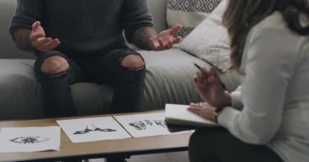 Pacjent Leczony Robiący Test Rorschacha Obecność Atramentu Podczas Siedzenia Psychologiem — Wideo stockowe