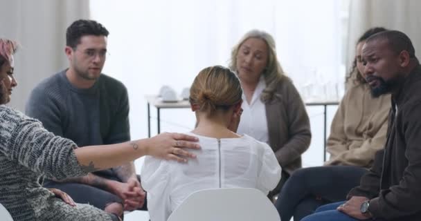 Woman Crying Being Comforted Group Therapy Расстроенный Встревоженный Пациент Делится — стоковое видео