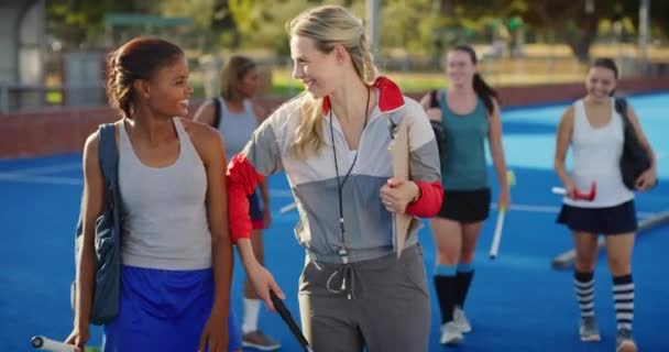 Lekfull Kvinnlig Hockeytränare Pratar Med Ung Tjejspelare Efter Träningen Hockeyspelare — Stockvideo