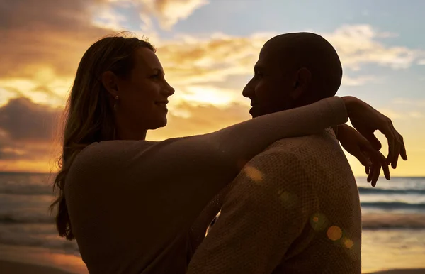 Amour Jeune Couple Interracial Affectueux Silhouette Face Face Tout Passant — Photo