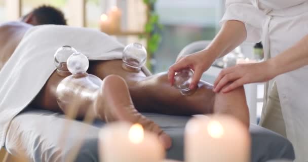 温泉で男は真空カップで治療脚マッサージ治療をカッピング取得します 美容セラピストの閉鎖は 健康な循環のための毒素を除去するために切断療法で体の筋肉痛を治療します — ストック動画