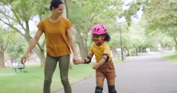 Mãe Solteira Patinando Com Sua Filha Adotiva Parque Jovem Pai — Vídeo de Stock