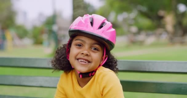Gülümseyen Pembe Kask Takan Parktaki Bankta Oturan Mutlu Siyah Kızların — Stok video