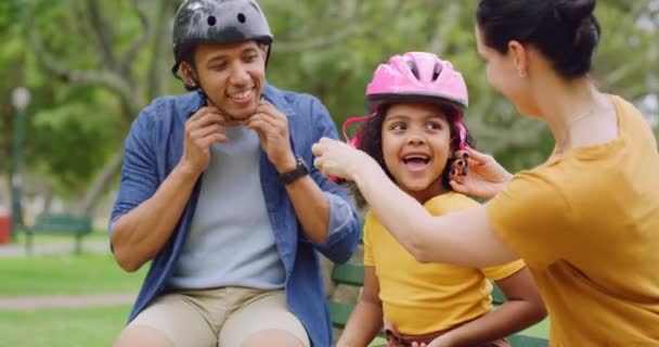 벤치에 딸에게 분홍색 헬멧을 즐거운 모습으로 밖으로 롤러코스터를 나가기 행복해 — 비디오