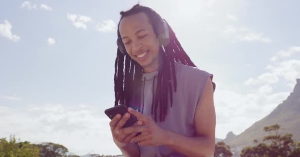 Negro Sonriente Mandando Mensajes Teléfono Con Espacio Para Copias Moda — Vídeo de stock