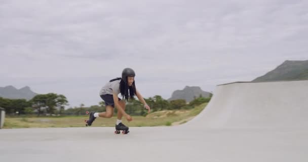 Ganzes Porträt Des Afrikanisch Amerikanischen Rollschuhlaufs Der Eisbahn Des Skateparks — Stockvideo
