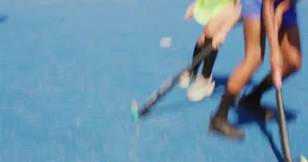 Jóvenes Jugadores Hockey Corriendo Ataque Tratando Marcar Gol Durante Partido — Vídeo de stock