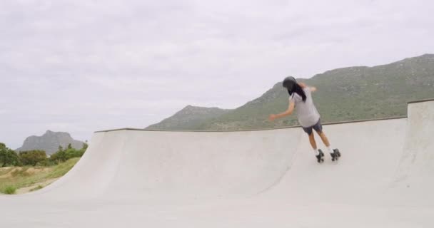 Dos Amigos Patinando Skate Park Pista Patinaje Cool Jóvenes Gente — Vídeo de stock