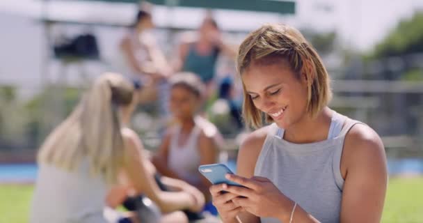 Adolescente Latina Sorridente Che Usa Suo Telefono Navigare Sui Social — Video Stock