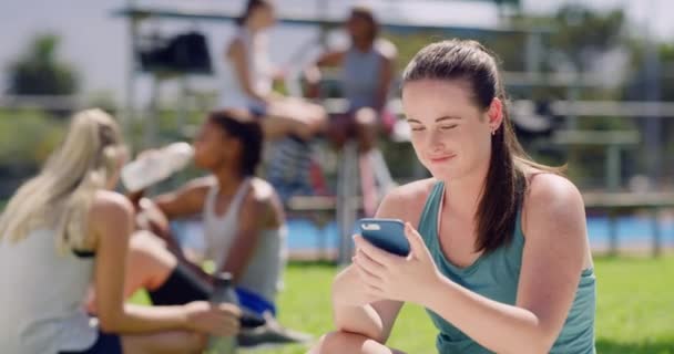 Jovem Jogador Hóquei Sorrindo Mensagens Texto Telefone Verificando Mídias Sociais — Vídeo de Stock