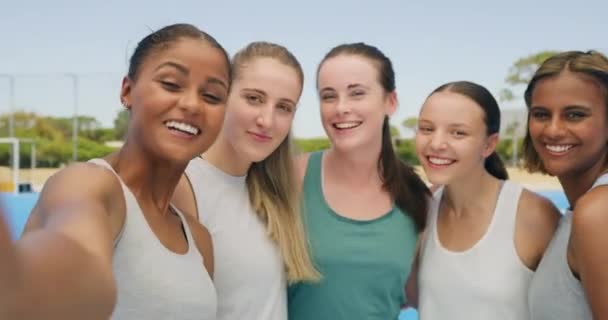 Селфи Портрет Группы Разнообразных Молодых Спортсменок Активных Женщин Улыбающихся Обнимающихся — стоковое видео