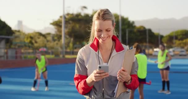 Glimlachende Hockey Coach Sms Telefoon Zoeken Surfen Internet Terwijl Het — Stockvideo