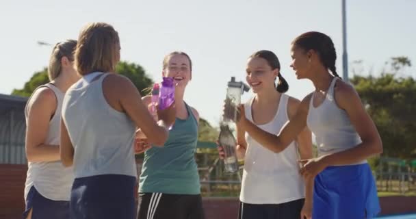 Tim Diverse Tersenyum Pemain Olahraga Bersatu Menggunakan Botol Air Untuk — Stok Video