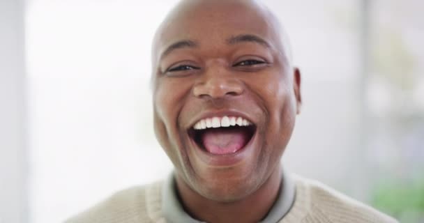Лицо Счастливого Улыбающегося Афроамериканского Бизнесмена Удивленный Черный Мужчина Выражающий Радость — стоковое видео