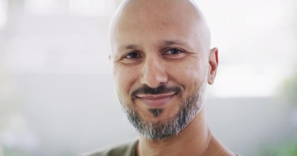 Homem Feliz Com Dentes Brancos Saudáveis Naturais Mostrando Sua Higiene — Vídeo de Stock