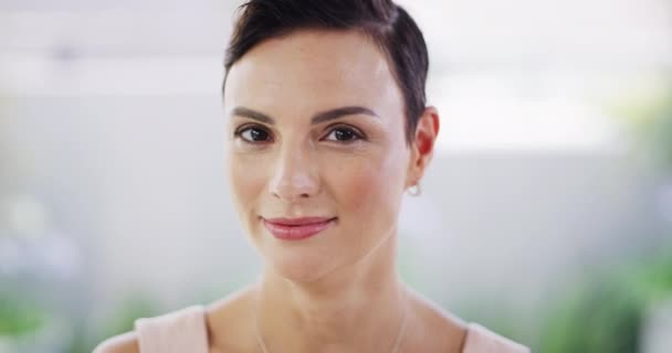 Portret Pewnej Dojrzałej Bizneswoman Uśmiechniętej Nowoczesnym Biurze Twarz Ambitnego Przedsiębiorcy — Wideo stockowe