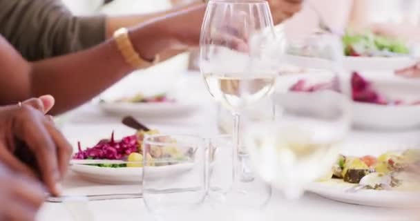 Fechamento Grupo Amigos Familiares Que Comem Comida Bebem Vinho Durante — Vídeo de Stock