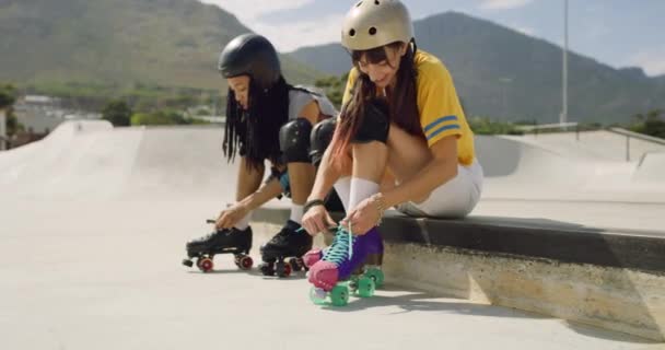 Longitud Completa Dos Amigos Preparándose Para Patinar Skate Park Cool — Vídeo de stock