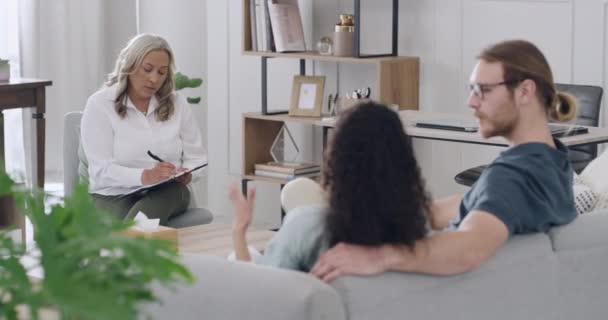 Modern Ofisinde Terapi Seansında Genç Bir Çifti Dinleyen Psikolog Mutsuz — Stok video