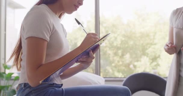 Junge Klienten Legen Beratungsraum Für Chiropraktiker Details Zum Formular Frau — Stockvideo