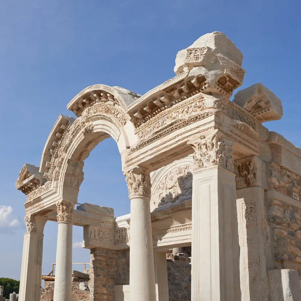 歴史的トルコ古代都市でエペソアーチ 建築の詳細とパターンを持つキーストーンアーチ トルコの歴史と文化の寺院の建物の古代遺跡の観光名所 — ストック写真