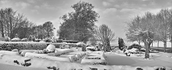 Ponury Cmentarz Monochromatycznym Zimowym Krajobrazie Śnieg Pokrył Nagrobki Szarym Zachmurzonym — Zdjęcie stockowe