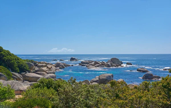Krajobraz Skał Oceanie Upalny Letni Dzień Zatoce Hout Kapsztadzie Spokojne — Zdjęcie stockowe