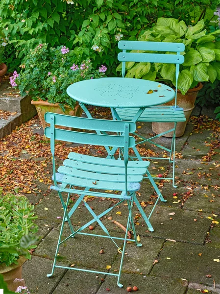 夏日里 院子里的绿色金属椅子和桌子安安静静 私密的后院在家里 带着鲜花和植物 坐在空旷宁静的花园里的花盆家具 — 图库照片