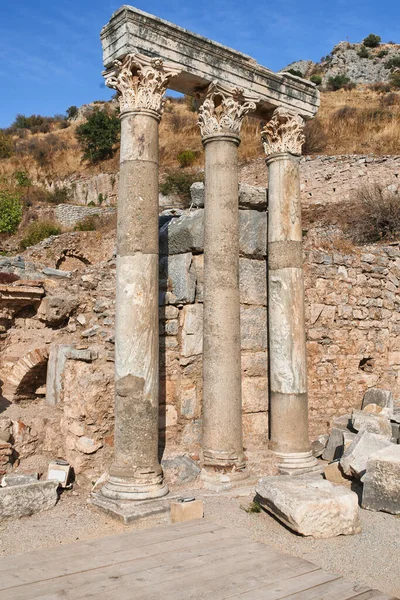 歴史的なトルコの柱古代都市でエフェソス トルコの歴史と文化の中で歴史的な建物の石の遺跡を発掘 人気の観光スポットで古代ローマ建築の遺跡 — ストック写真