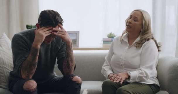Mann Weint Und Wird Während Der Therapie Von Psychologen Getröstet — Stockvideo
