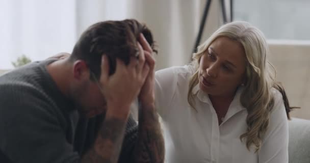 Muž Pláče Utěšován Psychologem Během Terapie Rozčilený Úzkostlivý Muž Hlavou — Stock video