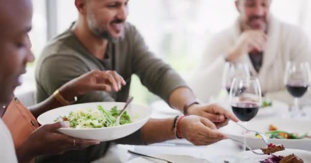 Разнообразная Группа Счастливых Друзей Питающихся Обедающих Едой Вином Время Общения — стоковое видео
